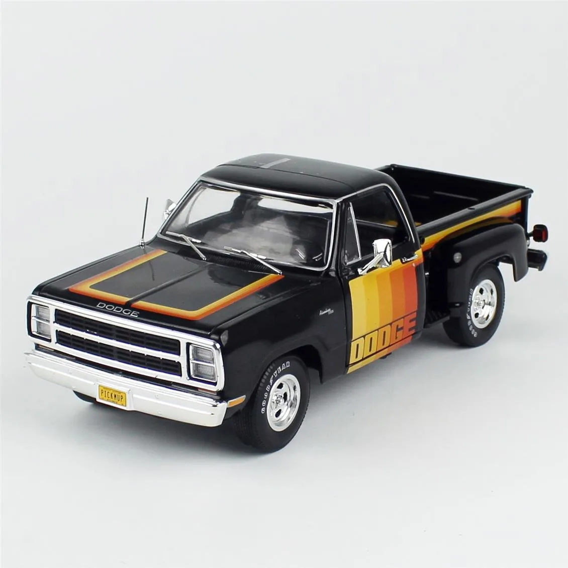 1/18 (Auto world) 1980 DODGE D150 PICK-M-UP UTILINE (Siyah)