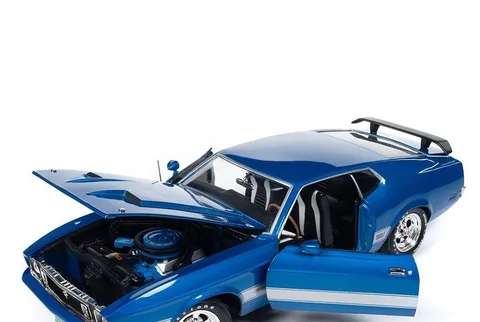 1/18 (Auto world) 1973 FORD MUSTANG MACH 1 (Açık mavi ve beyaz)