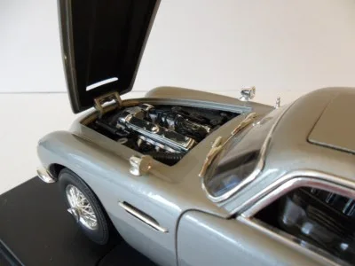 1/18 (Ertl) 1965 ASTON MARTIN DB5 (Gümüş)