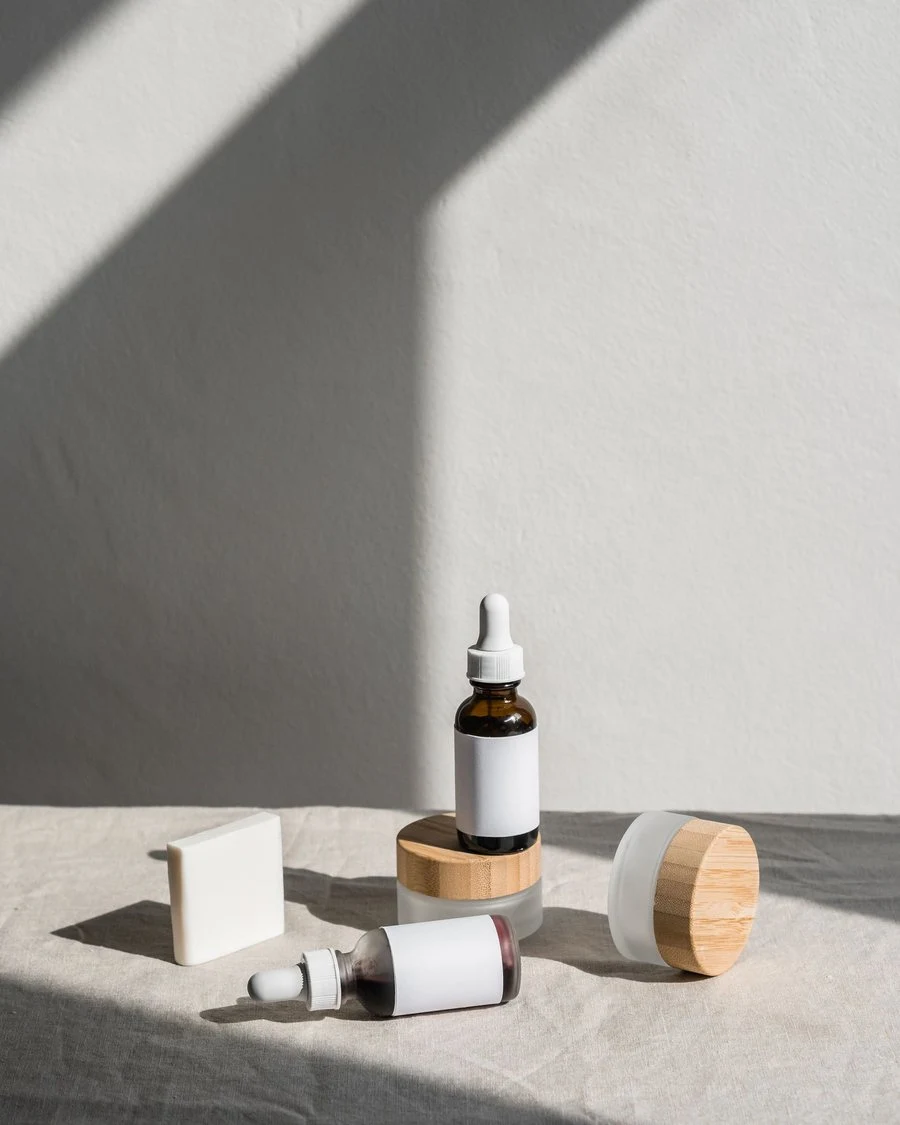 Gün ışığında amber serum şişesi ve krem kavanozu