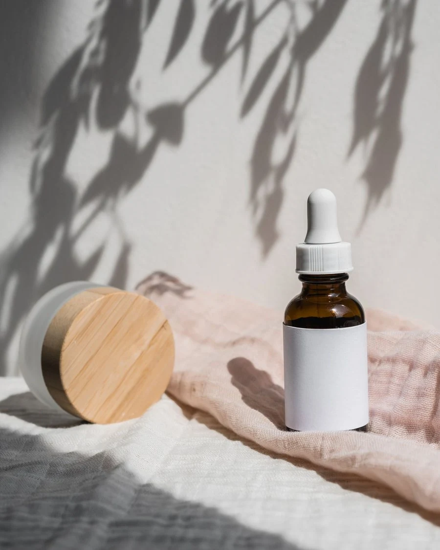 Bambu kapak üzerinde damlalıklı serum şişesi