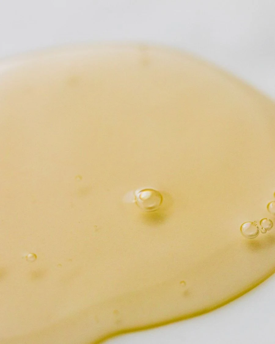 Altın sarısı serum damlası