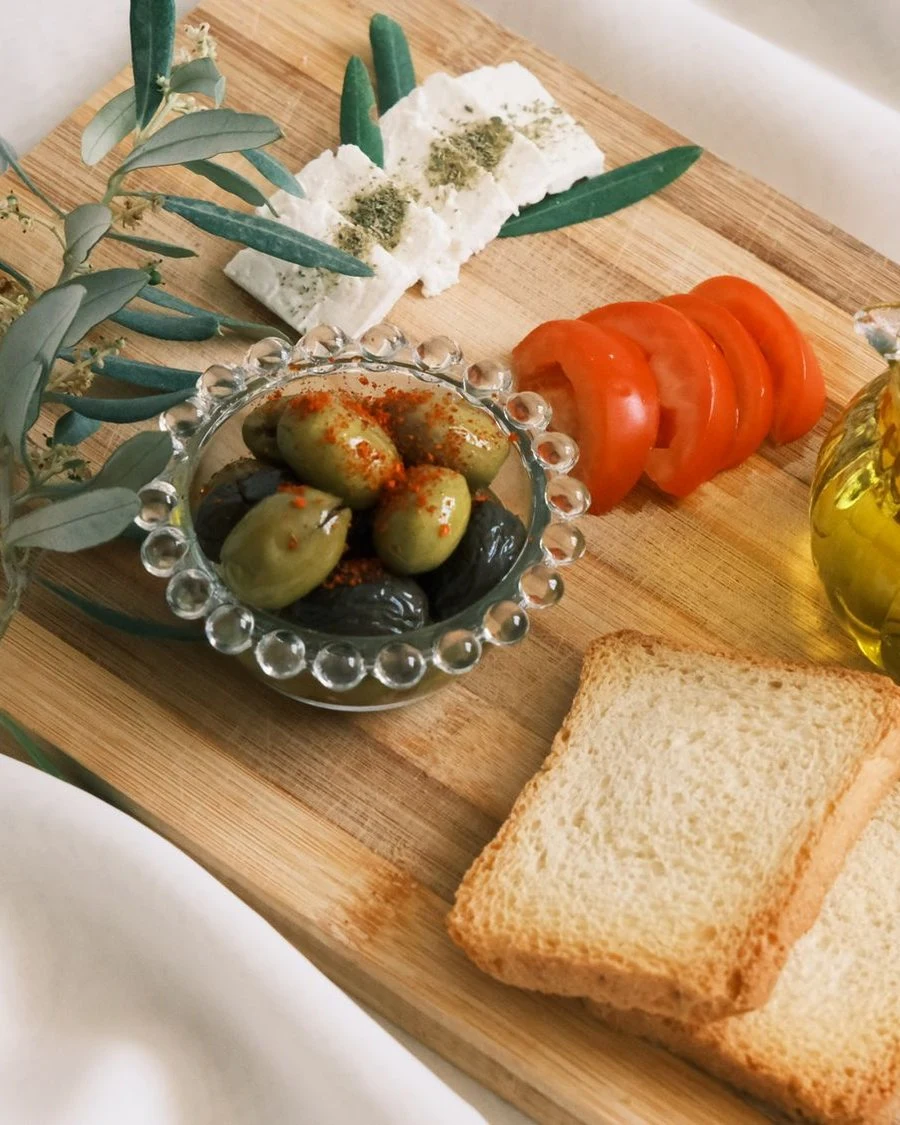 Ahşap tahtada zeytinyağı, zeytin ve kızarmış ekmek