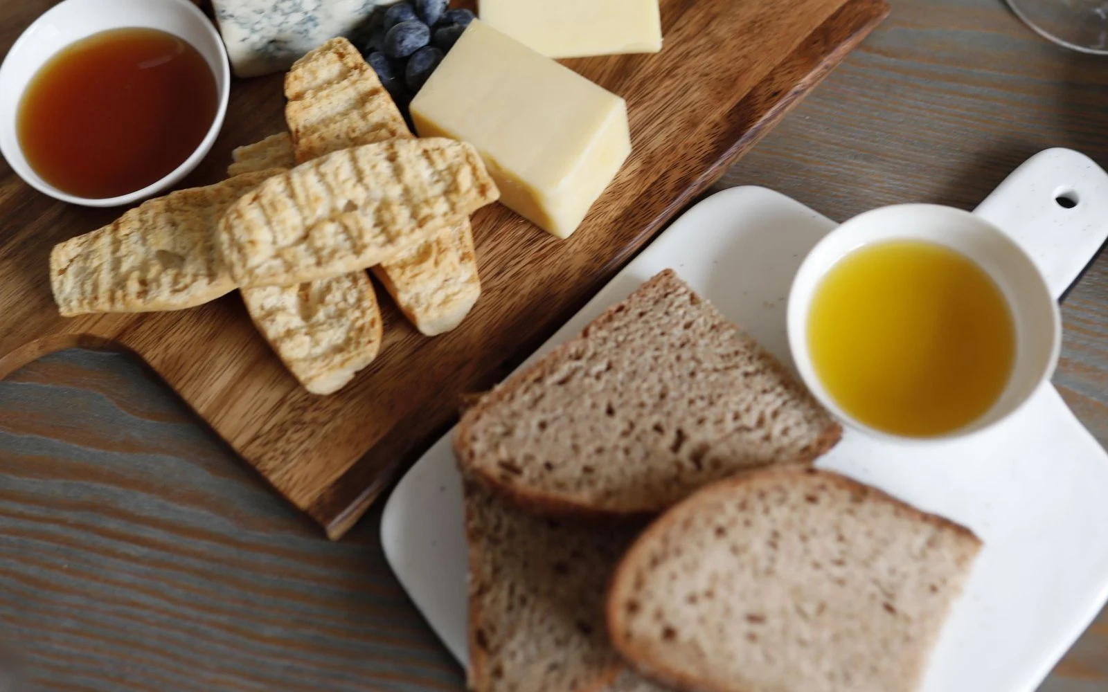 Peynir, ekmek ve bal ile hazırlanmış tabak