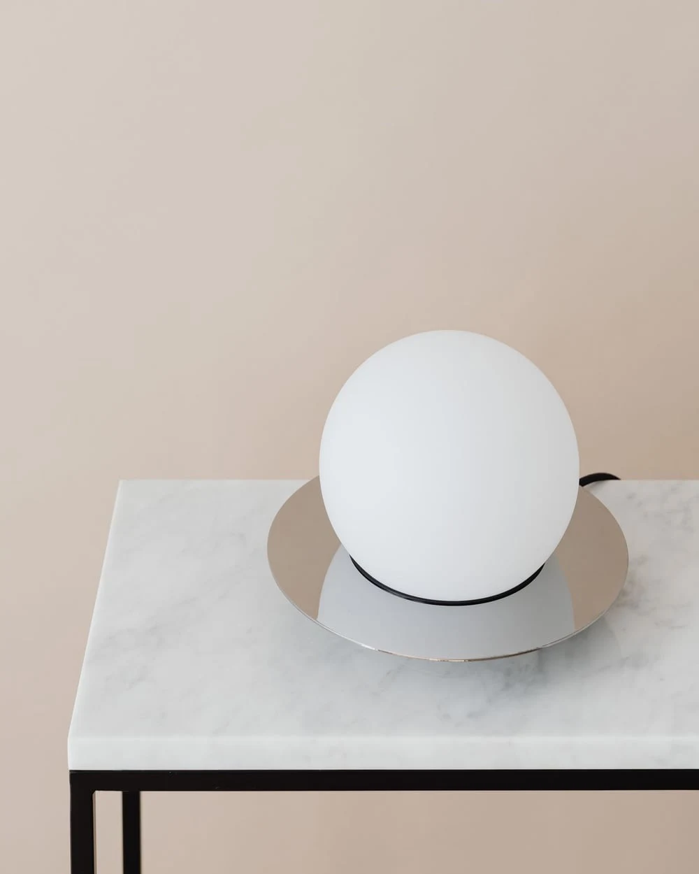 Mermer konsol üzerinde opal cam küre masa lambası